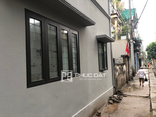 Cửa sổ phòng khách đẹp kết hợp khung bảo vệ an toàn chống trộm.