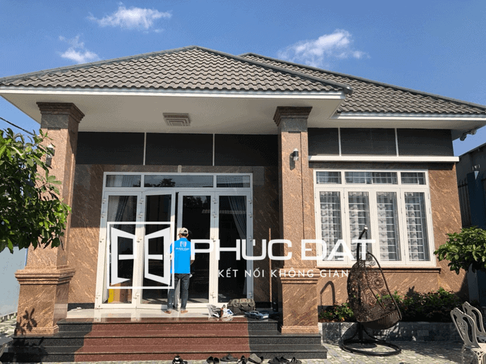 Cửa sổ màu trắng sáng nhà.