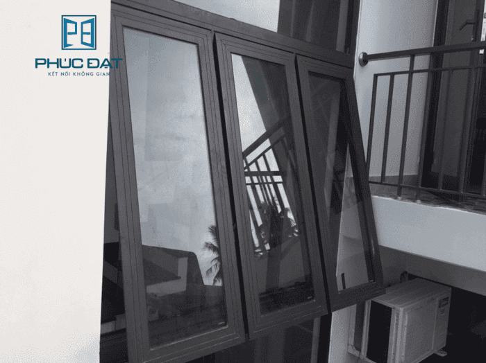Cửa sổ phòng khách nhà ống mở hất không chiếm nhiều không gian.