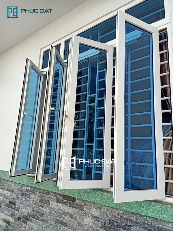 Cửa sổ phòng khách mang lại ánh sáng & không khí thoáng cho phòng khách cũng như toàn bộ nửa trước nhà.