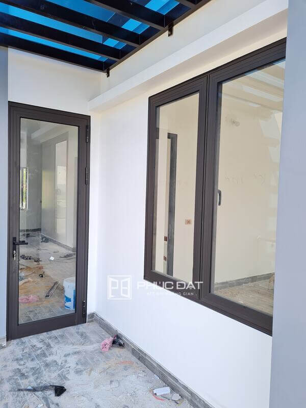 Cửa sổ phòng khách nên làm cùng chất liệu với các loại cửa đi.