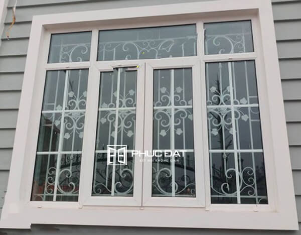 Cửa sổ sắt lùa phòng khách kết hợp khung hoa văn mỹ thuật đẹp.